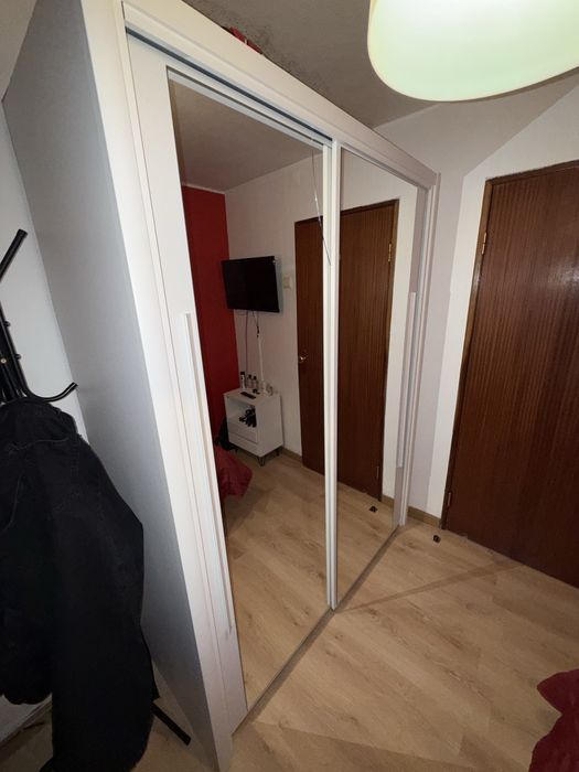 Guarda-fato com portas de correr e espelho – Excelente estado