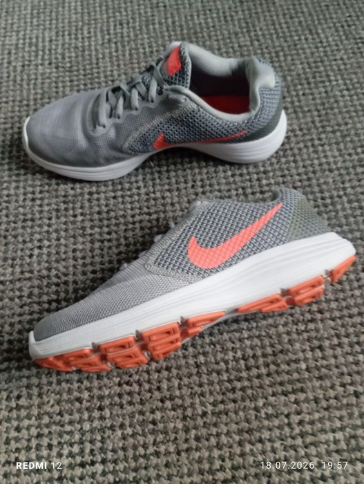 Buty damskie sportowe do biegania Nike Revolution 3 r. 38