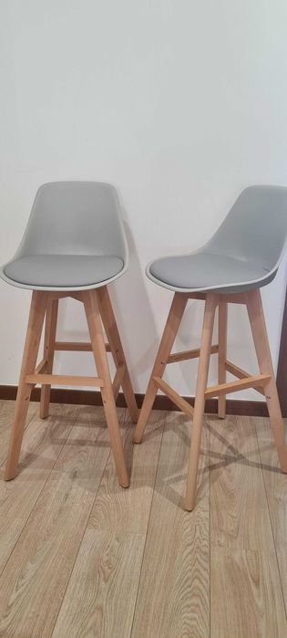 Banco alto com almofada de couro estilo nórdico