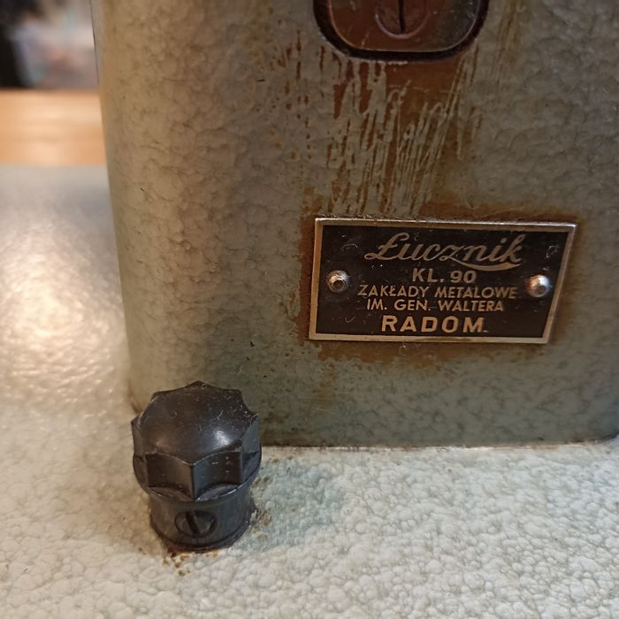 Maszyna do szycia Łucznik ze stołem zabytek