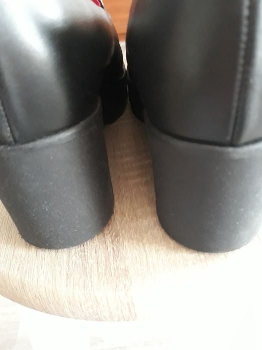 Półbuty marki  Karino na koturnie