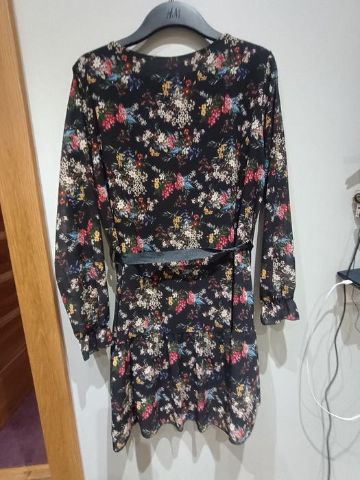 Czarna sukienka w kolorowe kwiaty