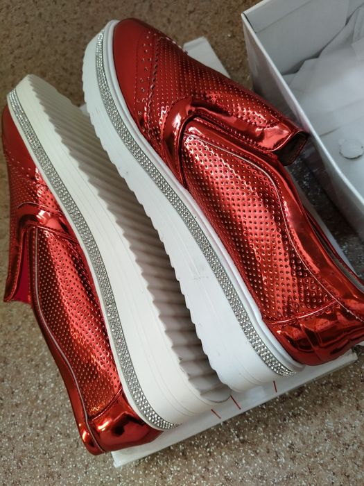 Туфлі, кросівки, тапочки,