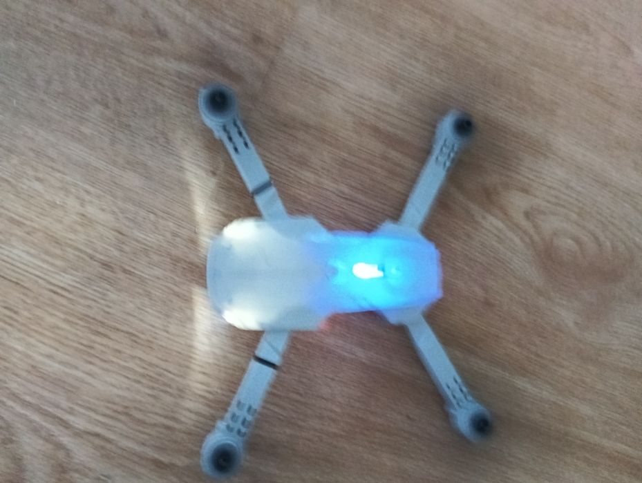 Dron do zabawy z kamerą