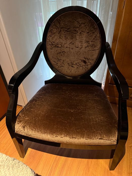 Vendo mesa de centro e cadeirões