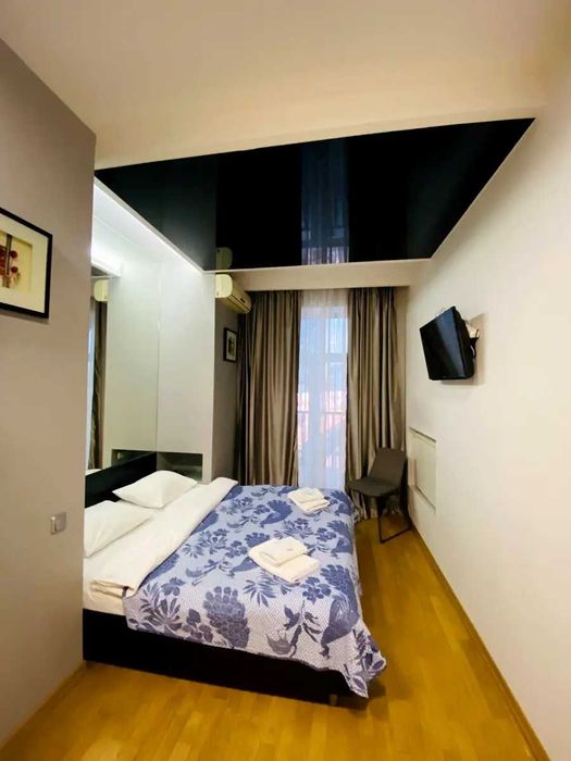 Продам видова 2к63м2 ремонт вул Басейна 17 Центр Сталінка з ліфтом