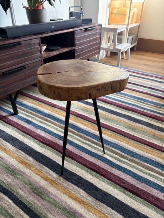 Mesa de apoio Tanive em madeira maciça de acácia (pernas de aço)