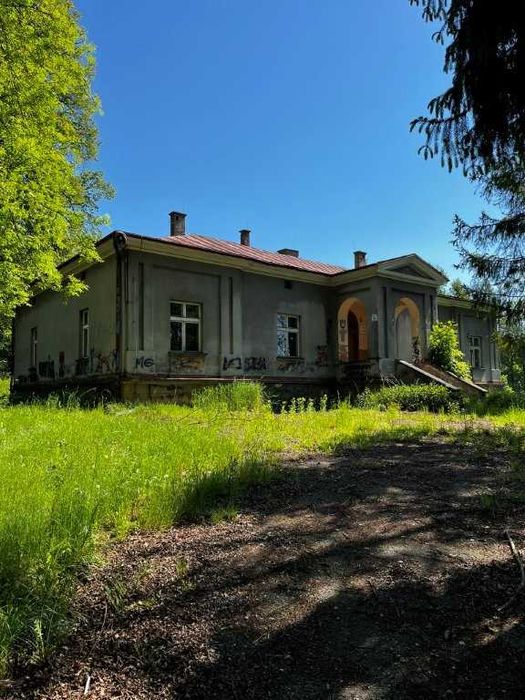 Dwór eklektyczny wzniesiony w 1880 roku w Uniszowej, gmina Ryglice