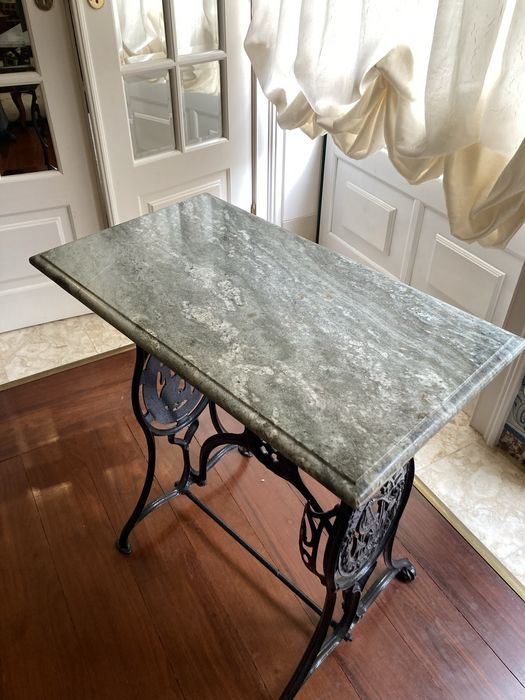 Mesa máquina costura- tampo mármore e estrutura em ferro