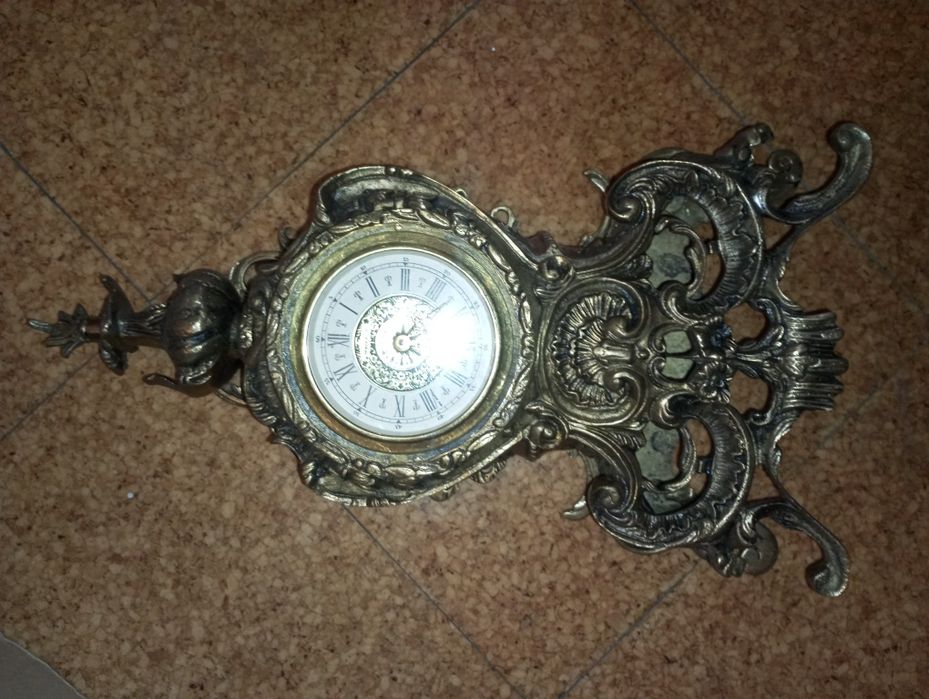 Relógio antigo em latão