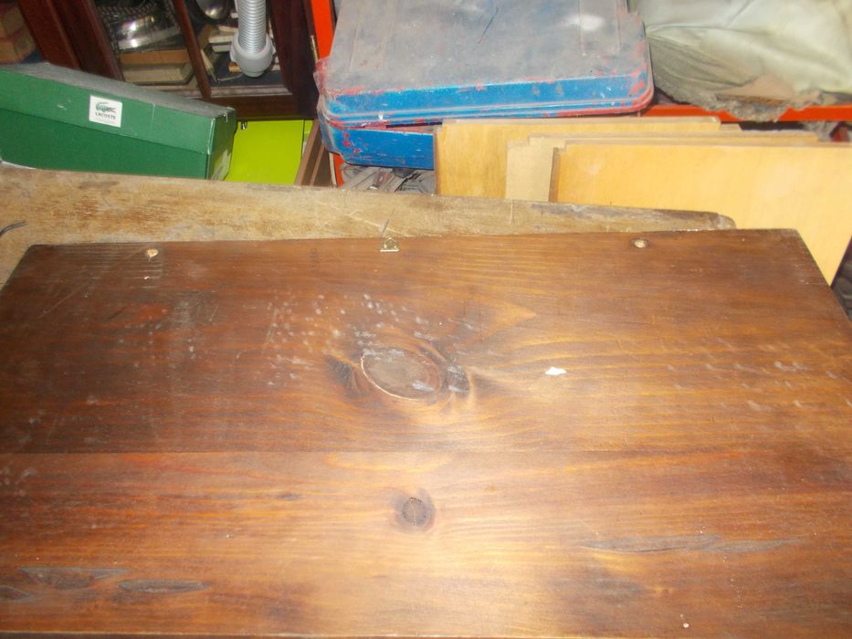 Quadro alegórico. Esculpido na madeira.