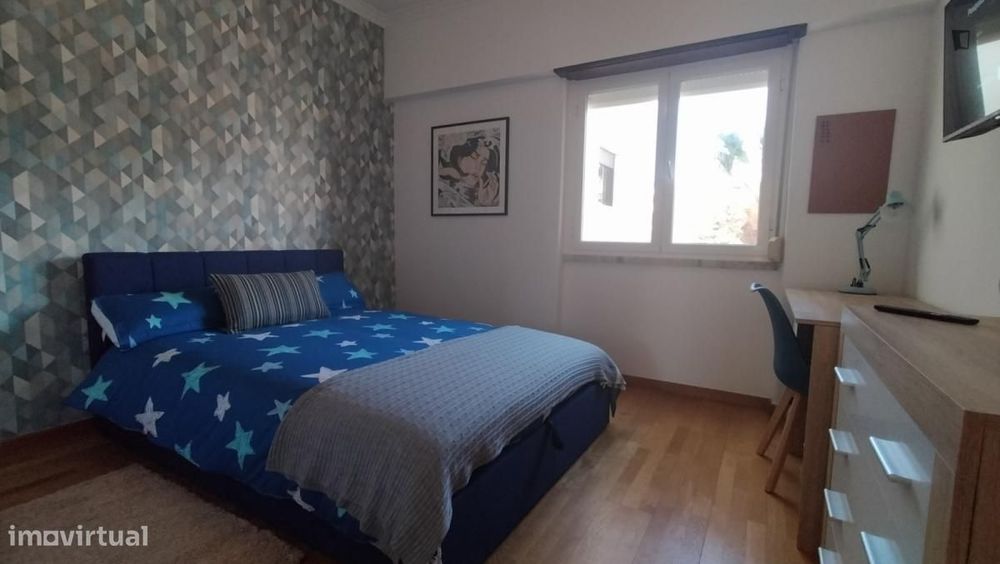 Quarto - localizado em Oeiras Lisbon