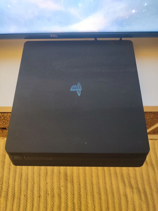 PS4 Slim 1 TB + 2 comandos + FIFA20 + GTAV