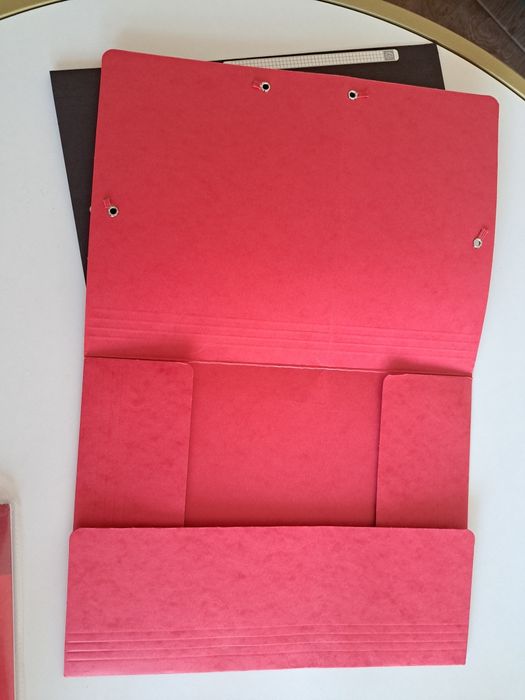 Dwie teczki papierowe na dokumenty