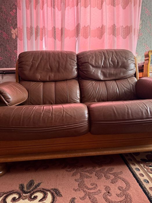 Коричневий шкіряний диван
