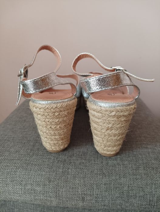 Sandałki na koturnie