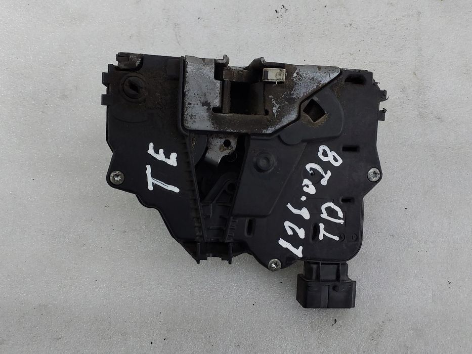 Fechadura / fecho porta trás esquerdo OPEL Corsa D