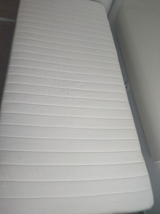 Colchão IKEA hafslow 200×90 e estrado