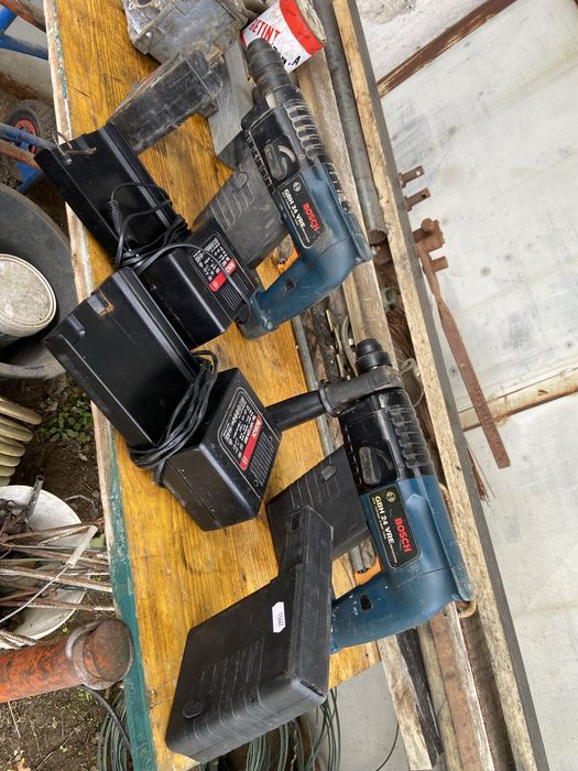 Berbequim da marca Bosch com martelo SDS a trabalhar bateria viciada