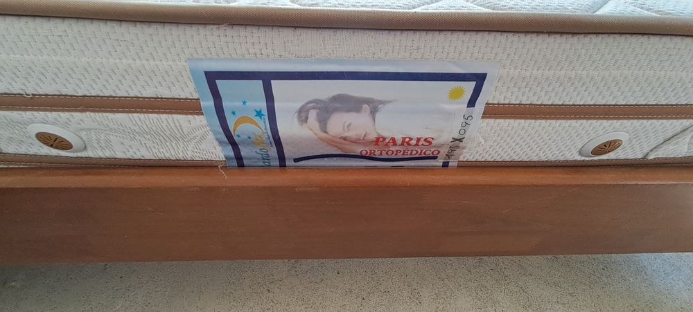 Cama de solteiro+ colchao novo+mesinha cabeceira