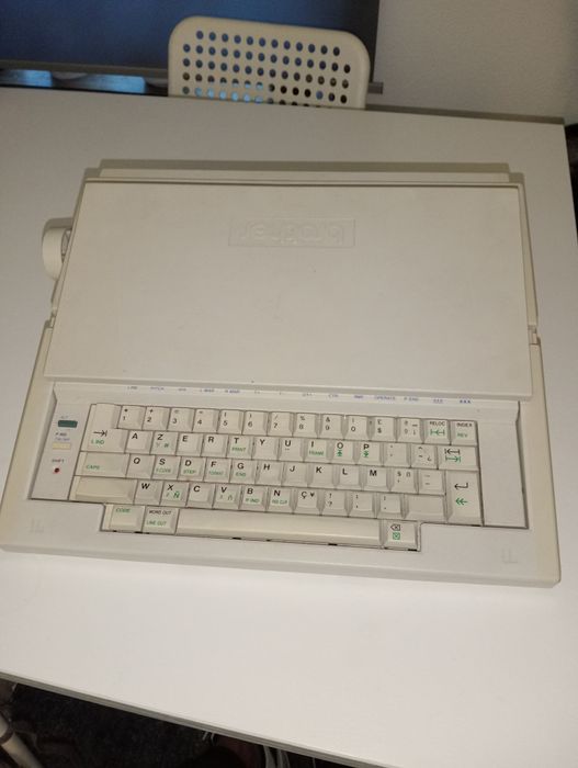 Máquina de escrever eletrônica