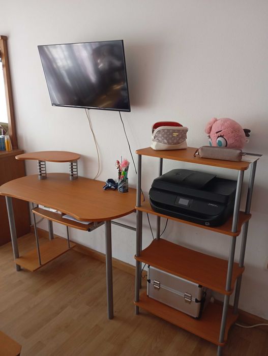 Secretaria e estante