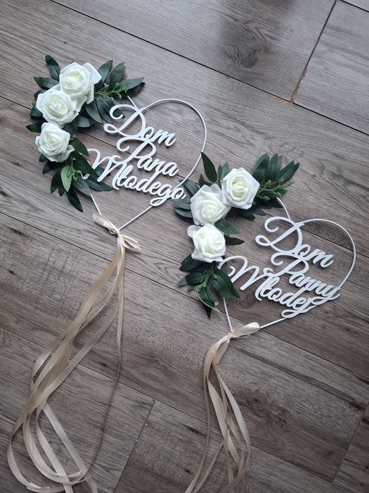 Białe serca ślubne na drzwi domy