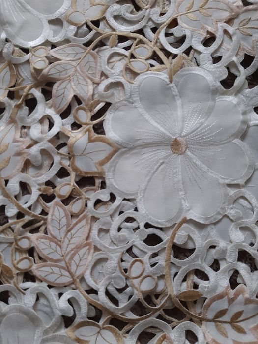 Скатерть шелковая резная