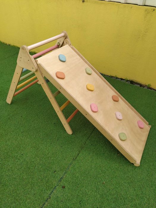 Triângulo de pikler com escalada e rampa