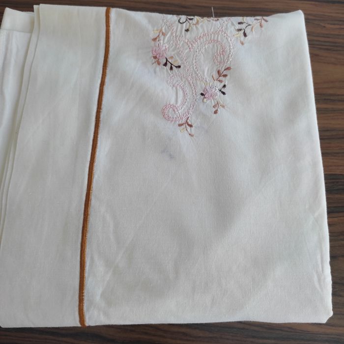 Lençol e almofadas bordados