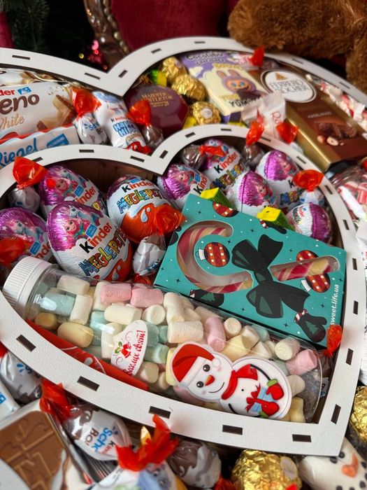 Подарункові набори бокси солодощі Кіндер Мега СЕРДЦЕ