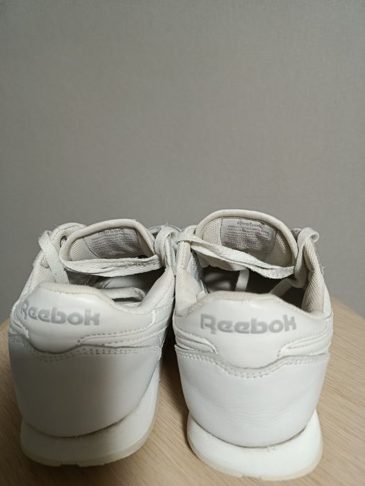Продам женские брендовые кроссовки.