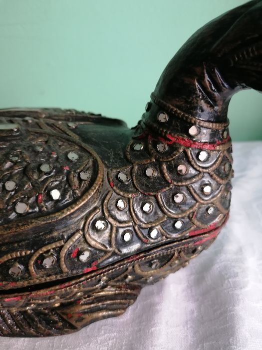 Caixa  madeira esculpida com incustracoes