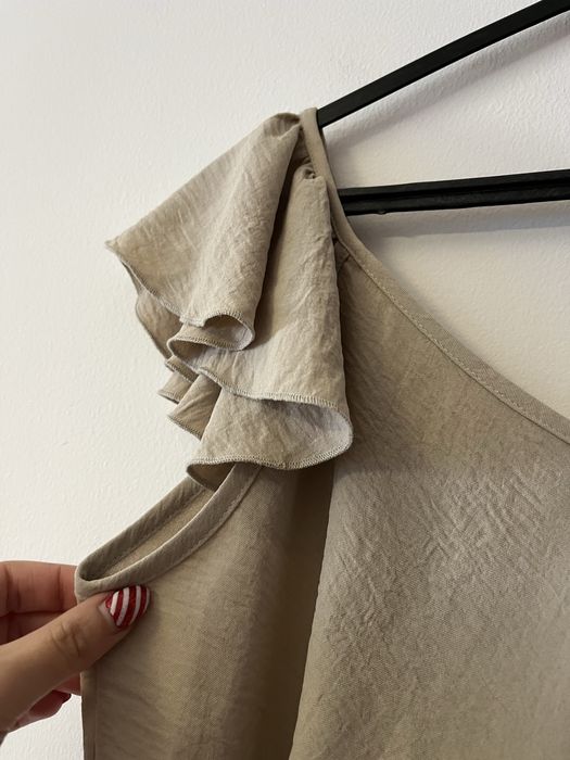 Camisola senhora bege de alças c/ folho nos ombros efeito fluido tamXL