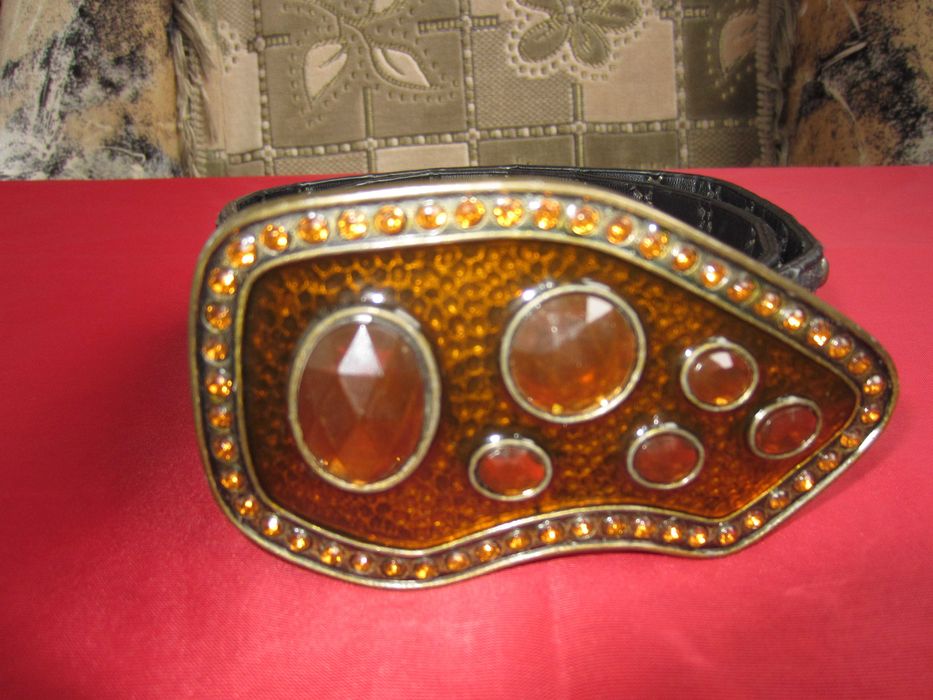 Женский пояс с бляхой, украшенной "драгоценными" камнями, недорого