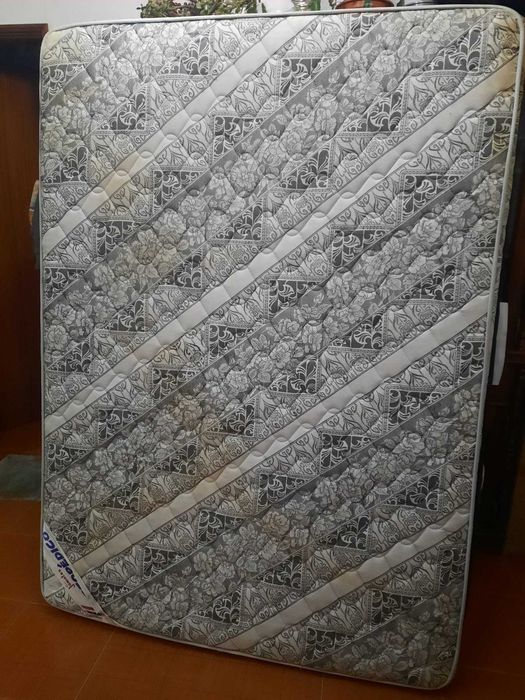 Cama de Casal com molas, completa com colchão e estrutura