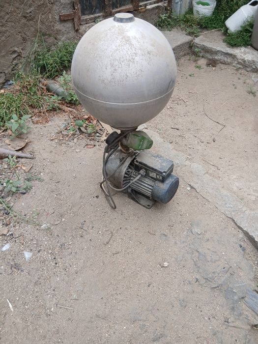 Vendo bomba de agua para jardim com balao