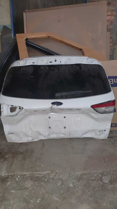 Ford escape 2021 заднє скло, ляда під відновлення.