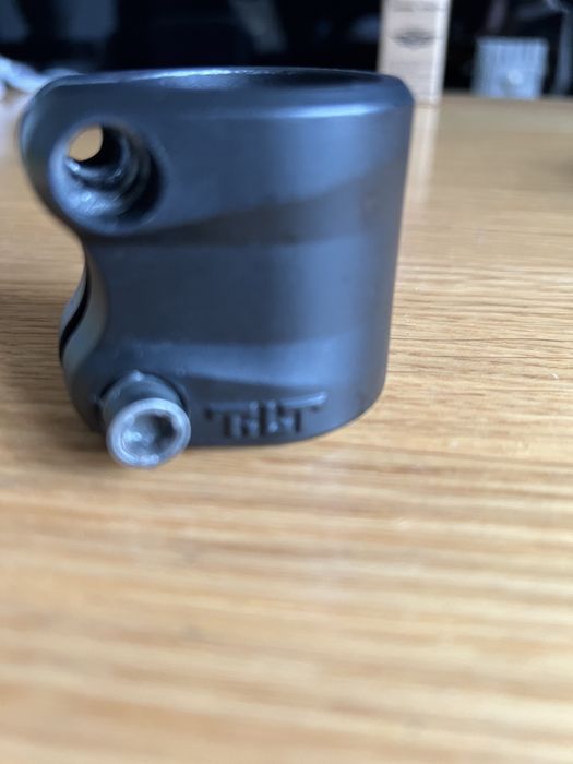 Zacisk tilt sculpted do hulajnogi