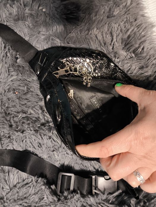 Czarna nerka wzór skóra węża Sinsay jak nowa