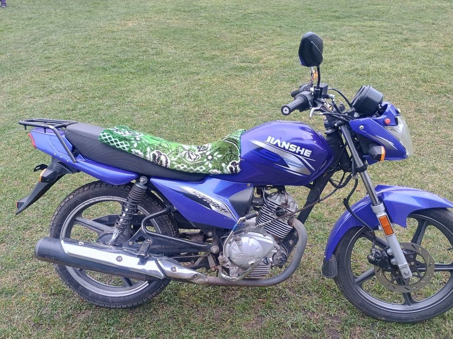 Продаєць мотоцикл