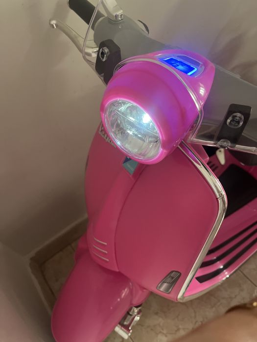 Vespa eletrica rosa choque
