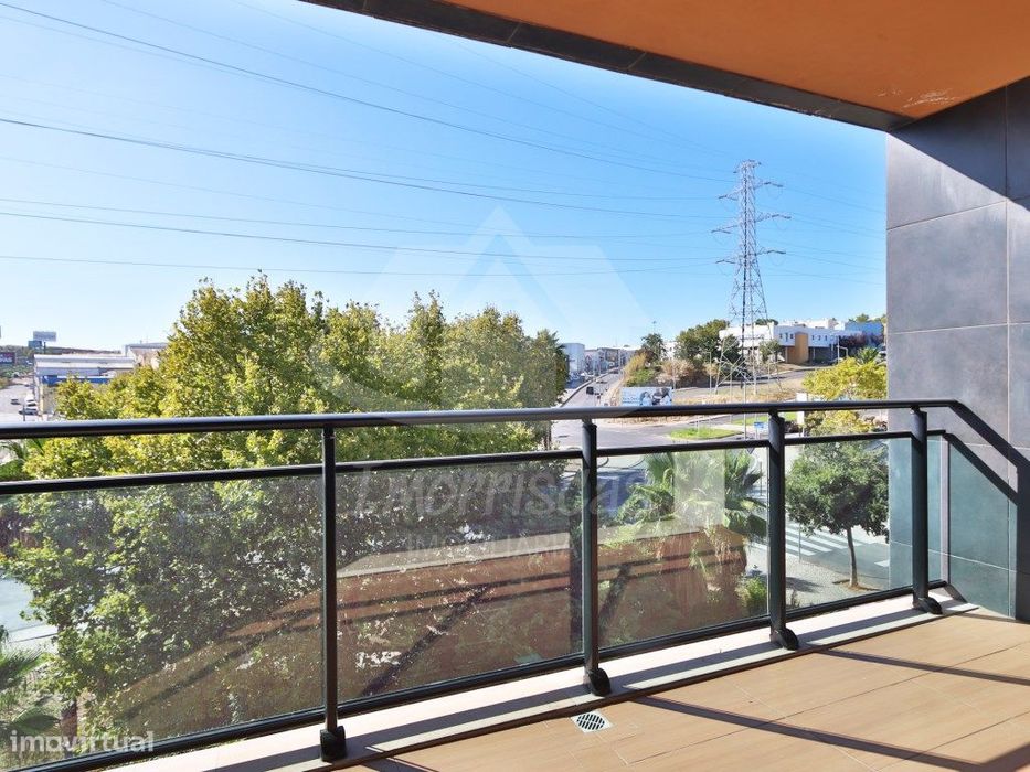 Apartamento T3 com box no Condomínio Blue Garden, em Sacavém