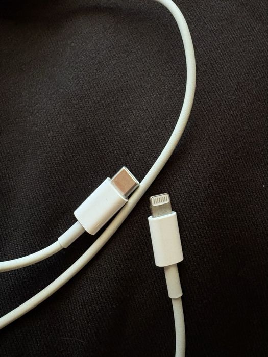 iPhone XR com caixa e cabo