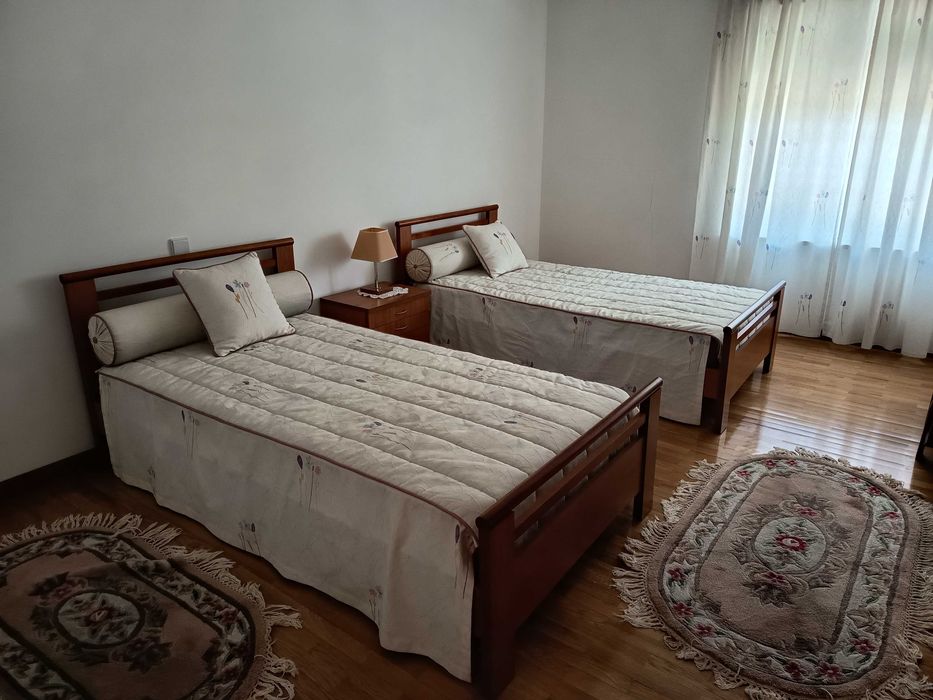 Cama de solteiro com mesa de cabeceira