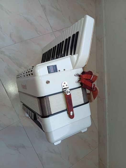 Roland FR-3S V-Accordion – Branco – 37 Teclas / 120 Baixos