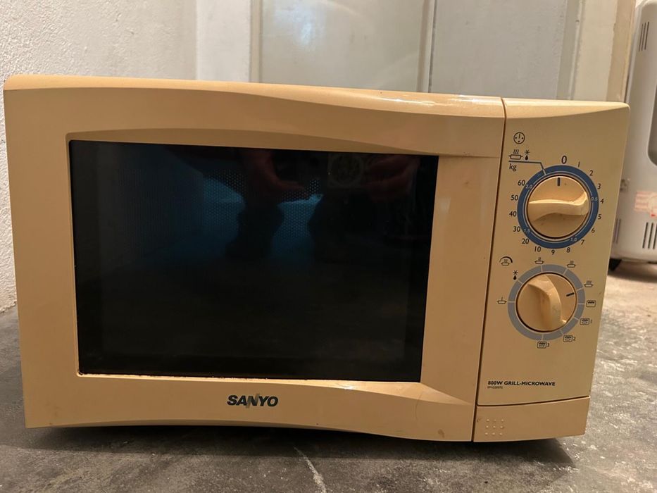 Micro-ondas Sanyo 800W com Grill