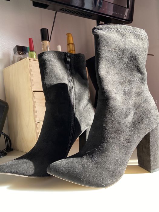 Saltos altos pretos justos à canela