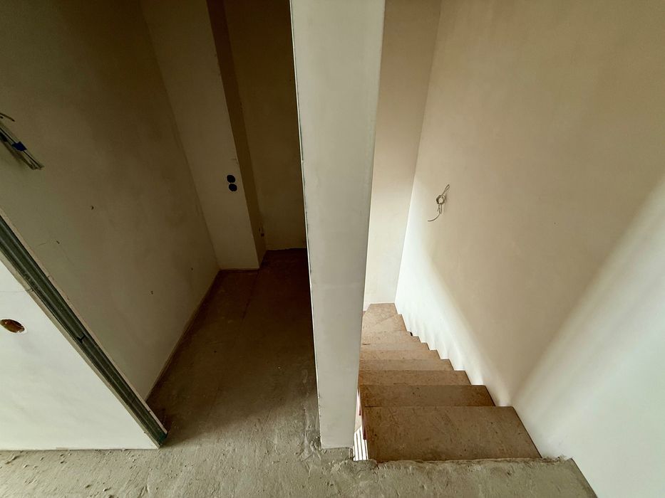 Продаж пентахуса част. ремонтом. З великою терассою. Без комісії