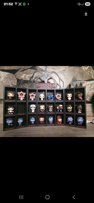 Stranger Things Kinder Joy expositor